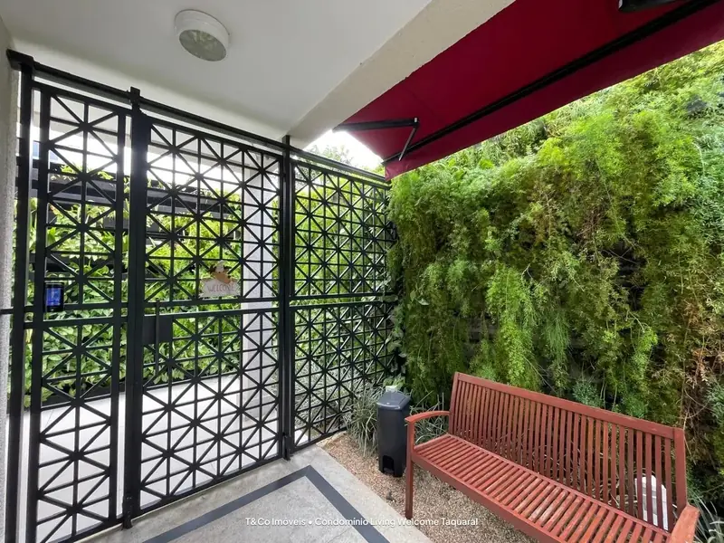 Entrada de pedestres do Living Welcome Taquaral com jardim vertical