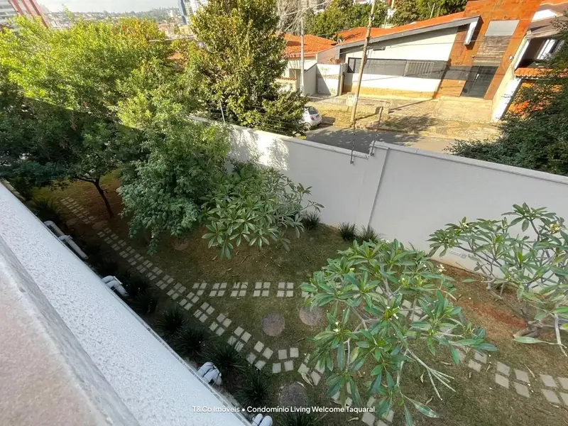 Jardim com caminho de pedras no Living Welcome Taquaral