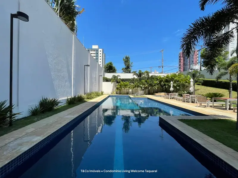 Piscina adulto do Living Welcome Taquaral com deck e espreguiçadeiras
