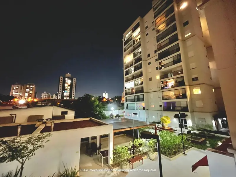 Área comum iluminada do Living Welcome Taquaral à noite